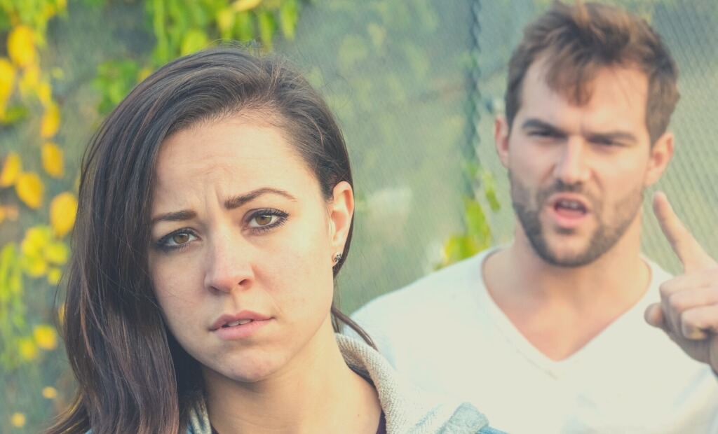 26 Body Language Signs Of Controlling People